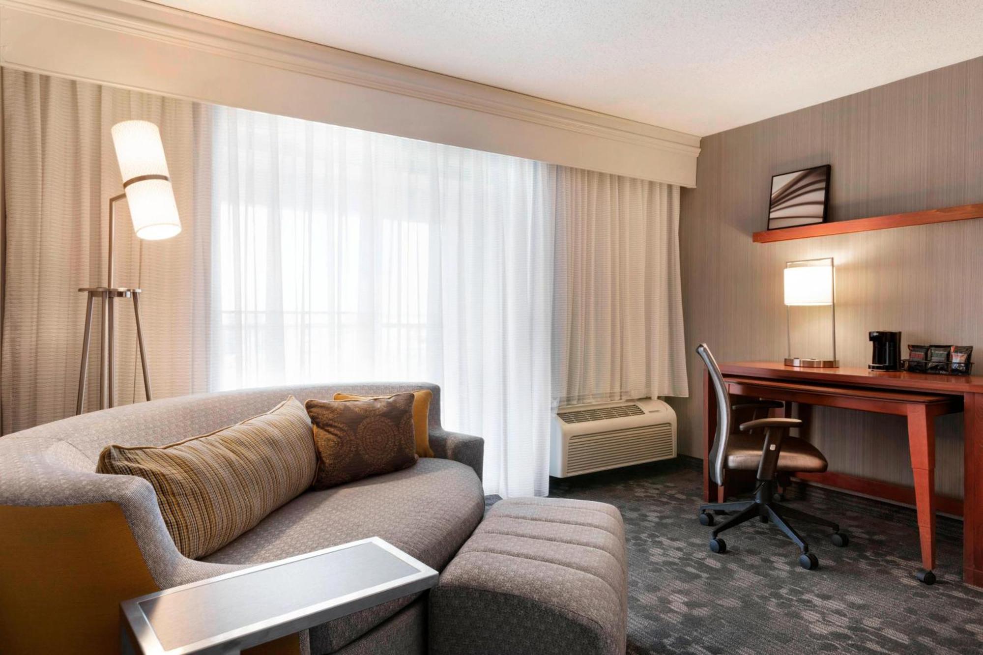 Courtyard By Marriott Bloomington Normal Hotell Exteriör bild